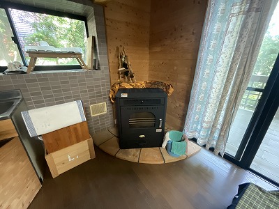 Pellet stove-equipped log house style property!