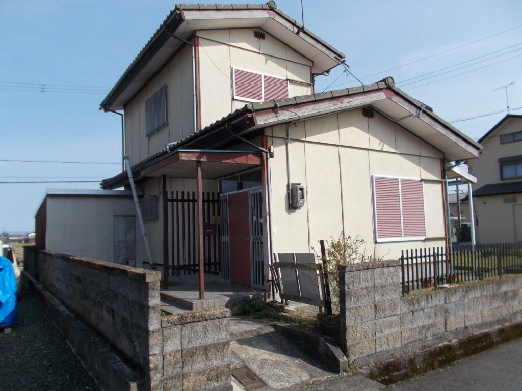 1970s steel-frame house, 20-min walk to station, Shiga