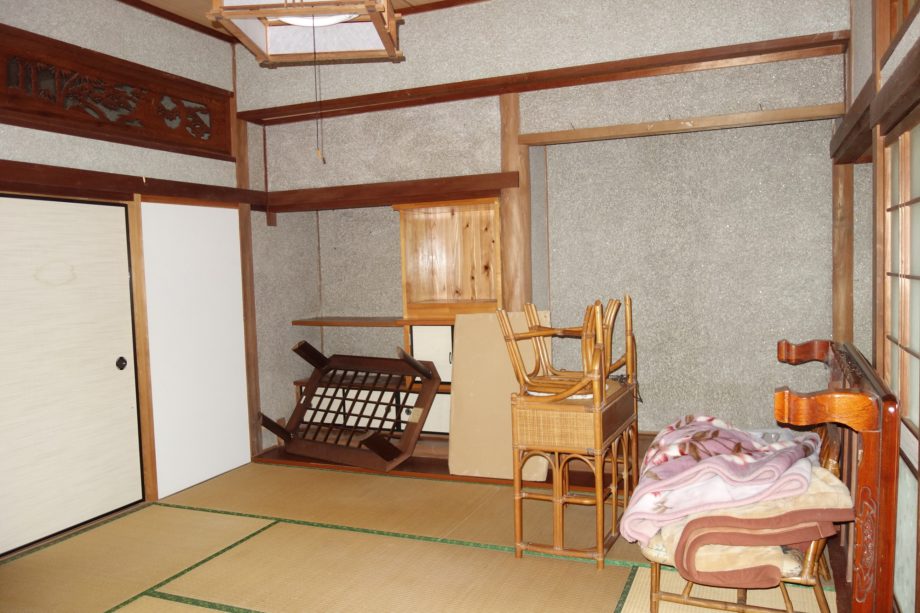 1970s wood house on a large plot in Nagasaki