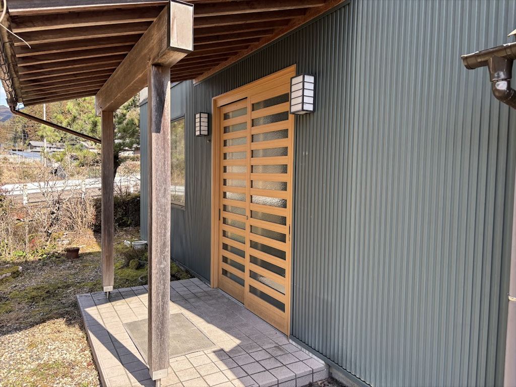 1980s wood house in Mino