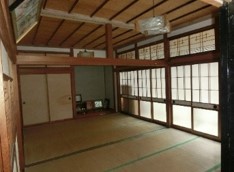 1980s wood house on a large plot in Niigata