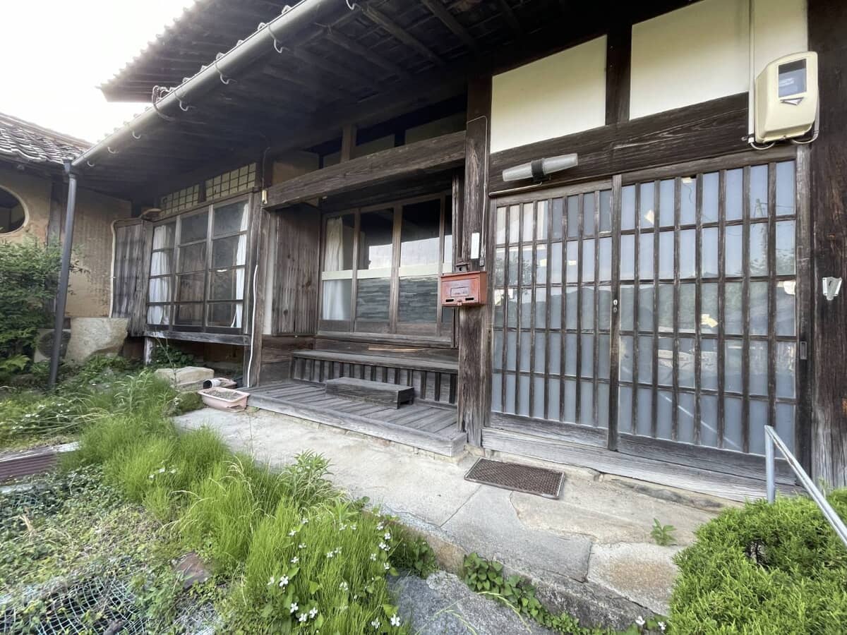 Wood house on a large plot in Hiroshima