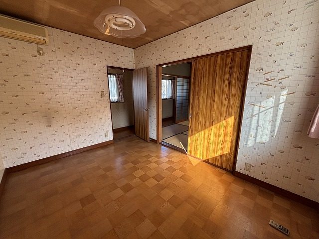 1980s wood house with outbuildings in Gifu