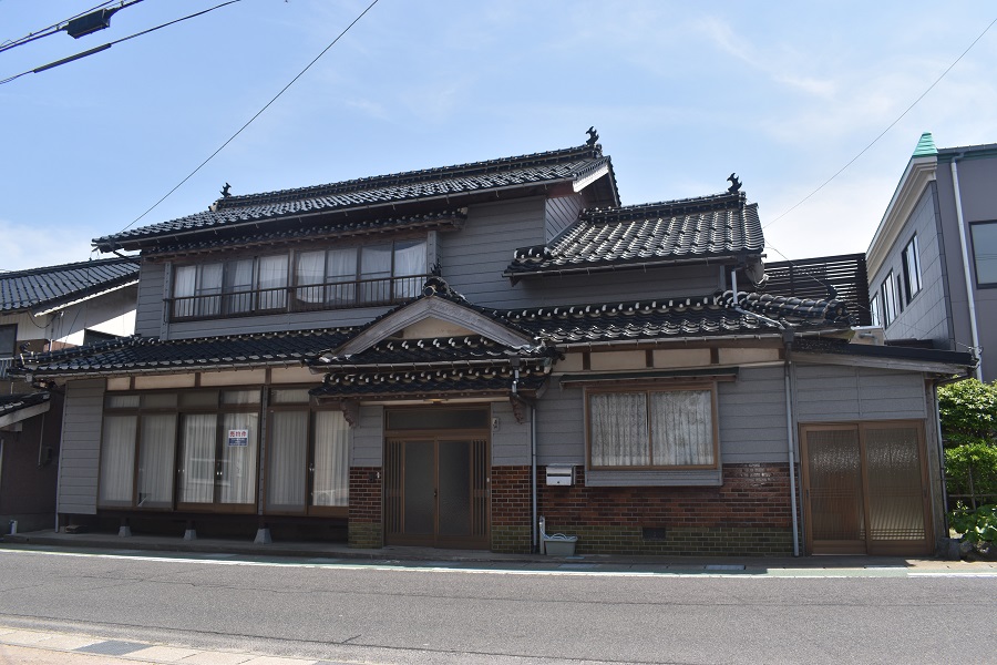 1970s wood house, 10-min walk to station, Tottori