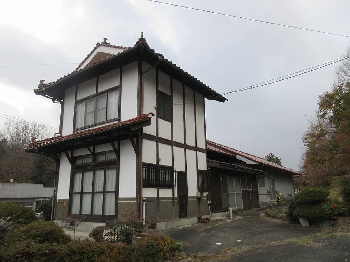 1970s wood house on a large plot in Hiroshima