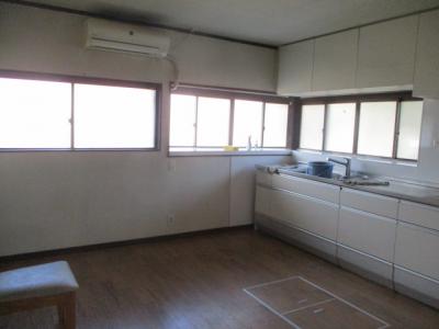 Excellent condition traditional-style home near supermarket, daycare, and schools!