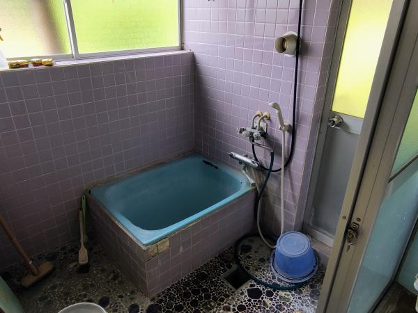 1980s wood house with storehouses in Oita