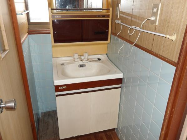 1970s wood house, 6-min walk to station, Ehime