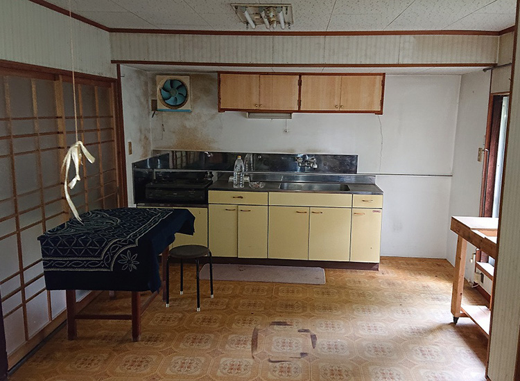 1890s wood house on a large plot in Shimane