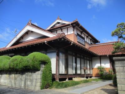 Excellent condition traditional-style home near supermarket, daycare, and schools!