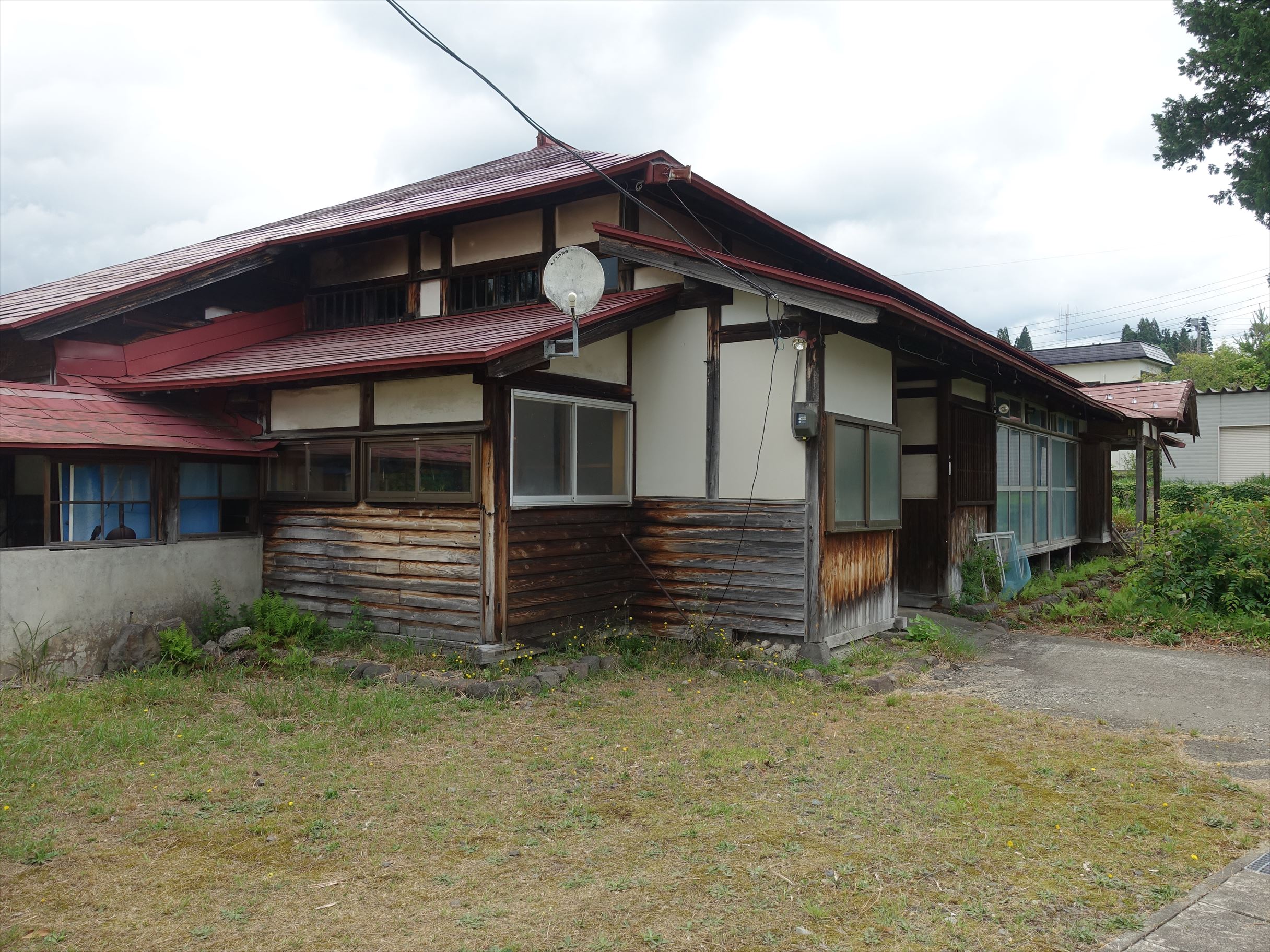 Wood house on a large plot in Akita