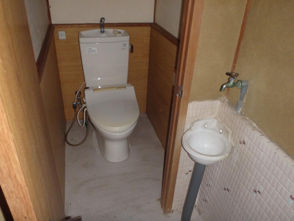 1970s wood house on a large plot in Kagawa