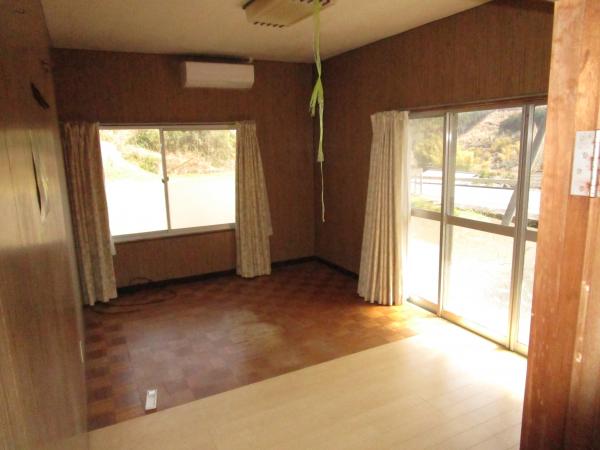 1970s wood house with storehouses in Oita