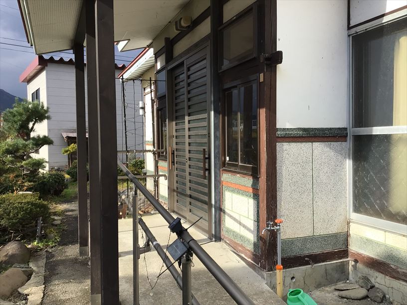 1970s wood house on a large plot in Akita