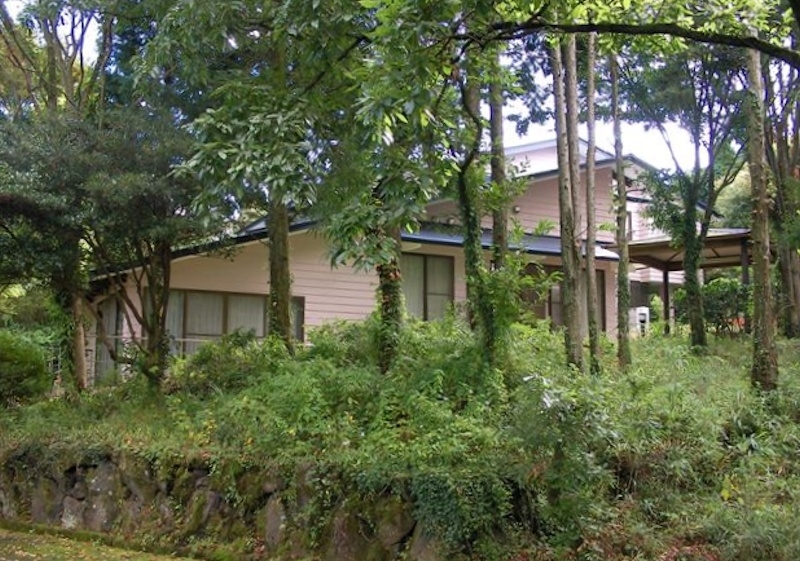 1980s steel-frame house on a large plot in Otohime, Aso