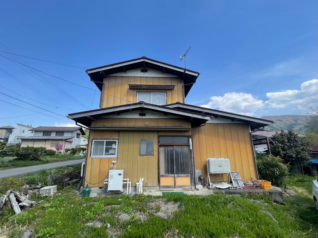 1970s wood house on a large plot in Nagano