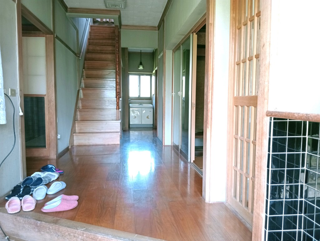 2-story residential building with many rooms on a south-facing open plot adjacent to a national highway. Suitable for dual-family housing or private lodging use.