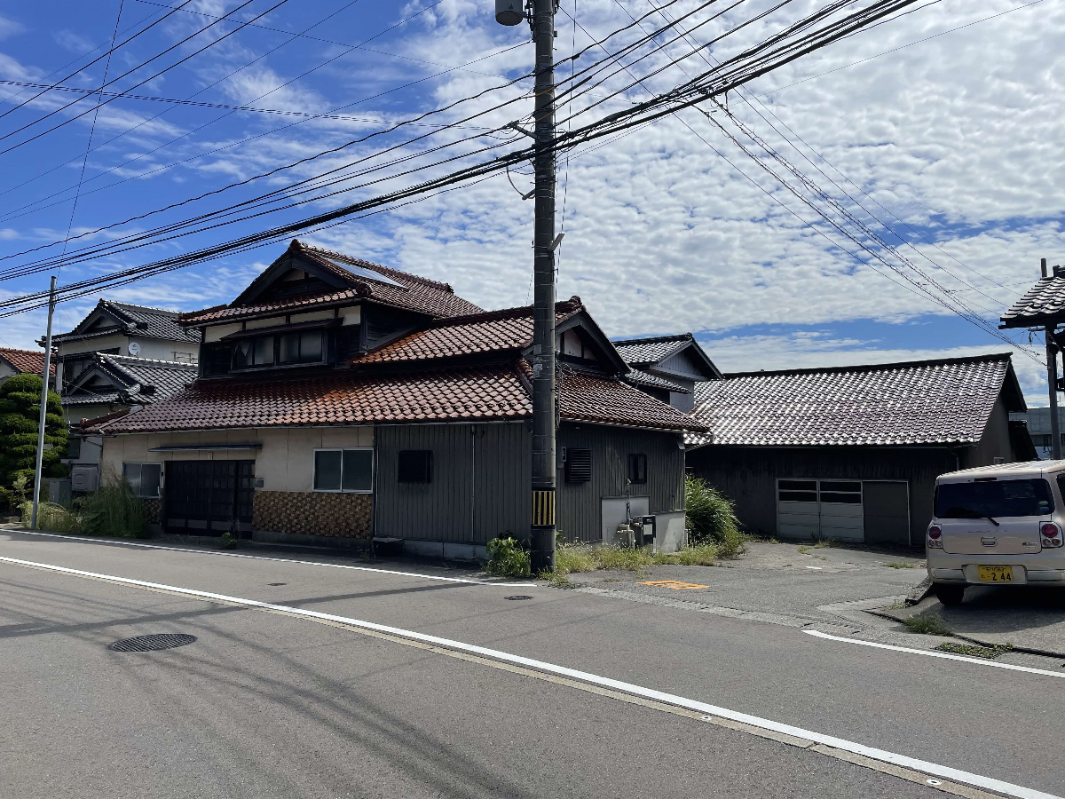 1980s wood house with storehouses in Ishikawa