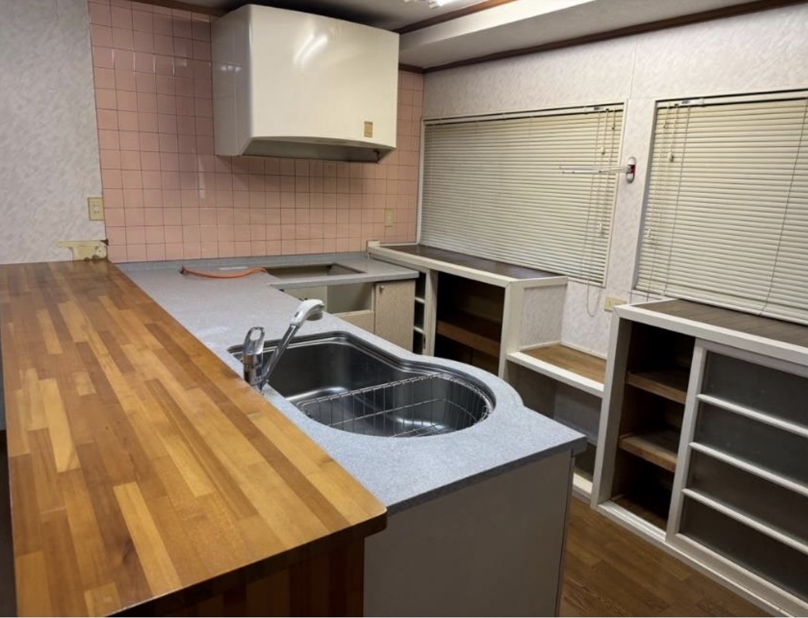 1980s wood house on a large plot in Akita