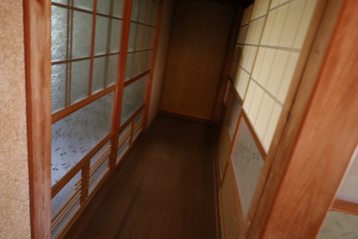 Five-room wooden single-story house