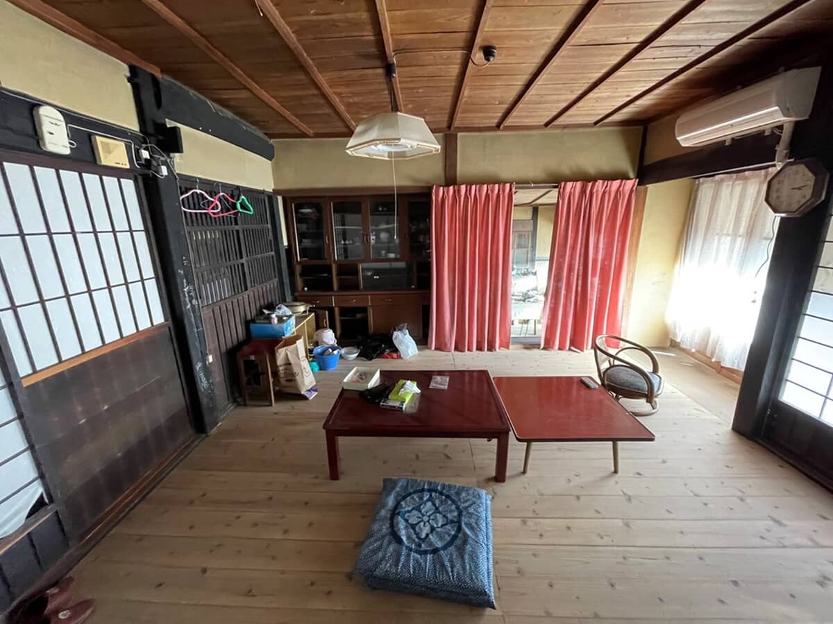 Wood house on a large plot in Hiroshima