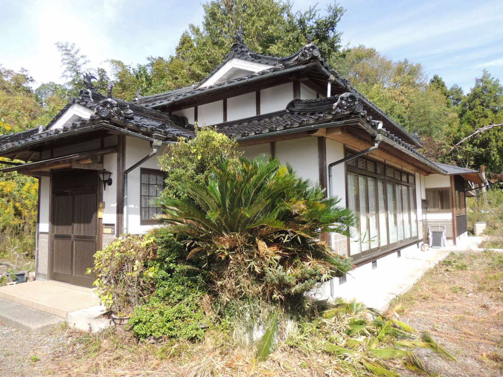 1990s wood house with outbuildings in Okayama