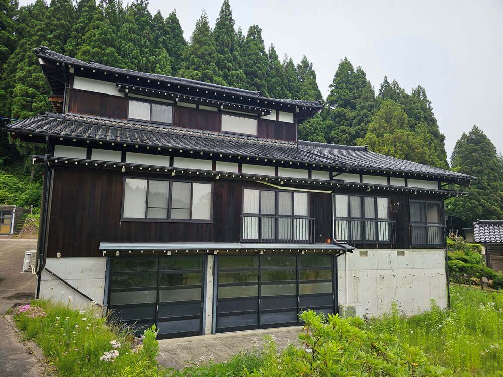 2000s wood house in Toyama