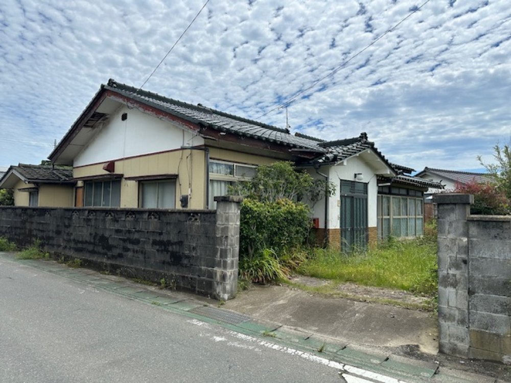 Traditional-style tatami-room house with storage shed!