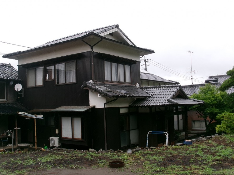 1980s wood house on a large plot in Oita