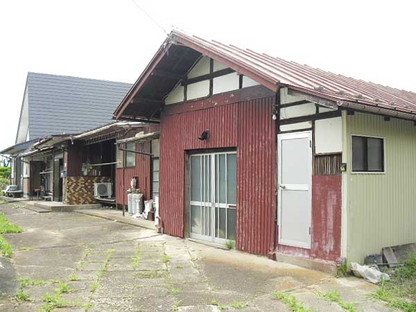 1970s wood house on a large plot in Iwate