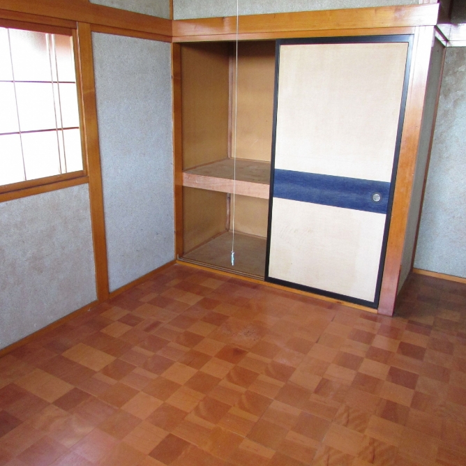 1970s wood house on a large plot in Aomori
