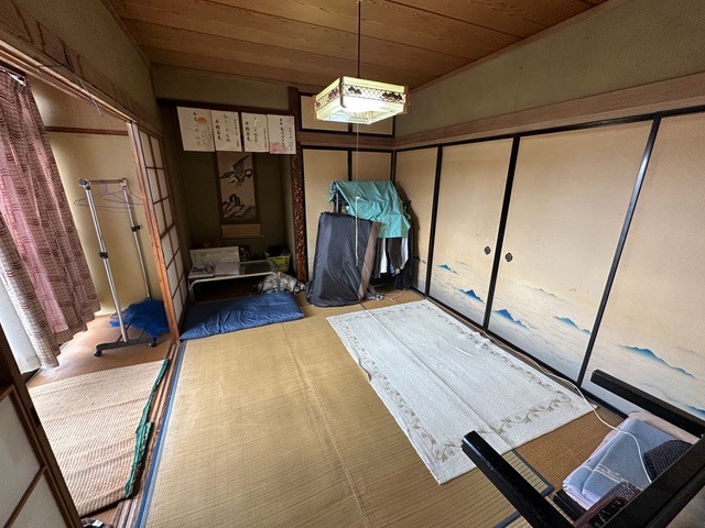 1980s wood house on a large plot in Yamanashi