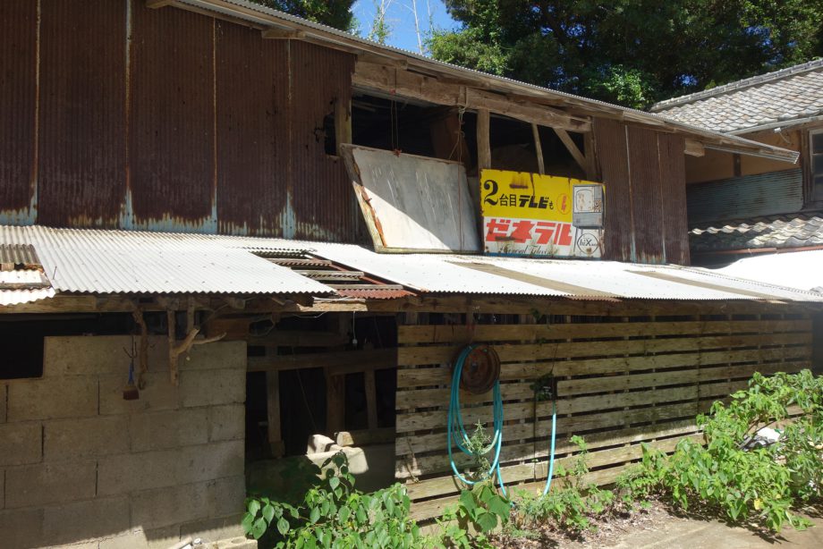 1950s wood house on a large plot in Nagasaki