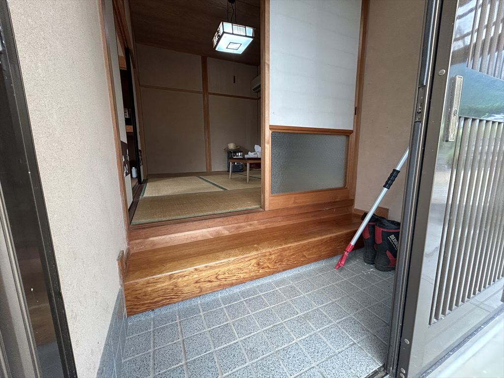 Wood house on a large plot in Mie
