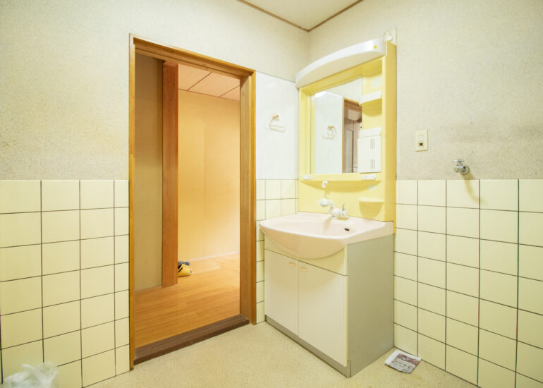 1990s wood house on a large plot in Matsusaka Kahada