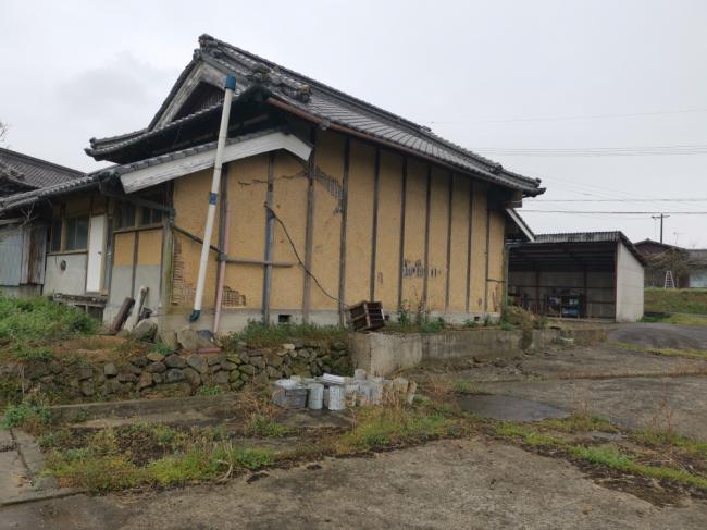 1960s wood house on a large plot in Kagawa