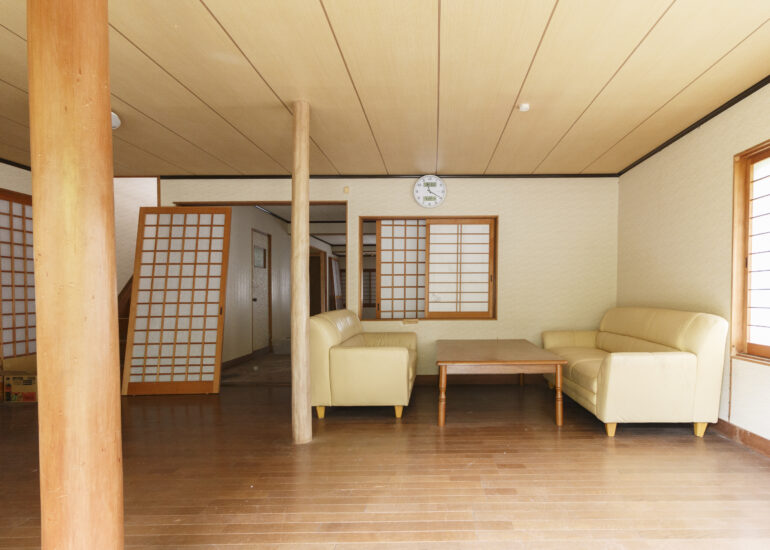 Wood house on a large plot in Matsusaka Kahada
