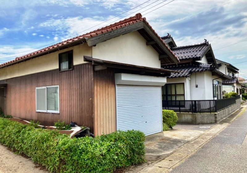 Wood house with outbuildings in Tottori