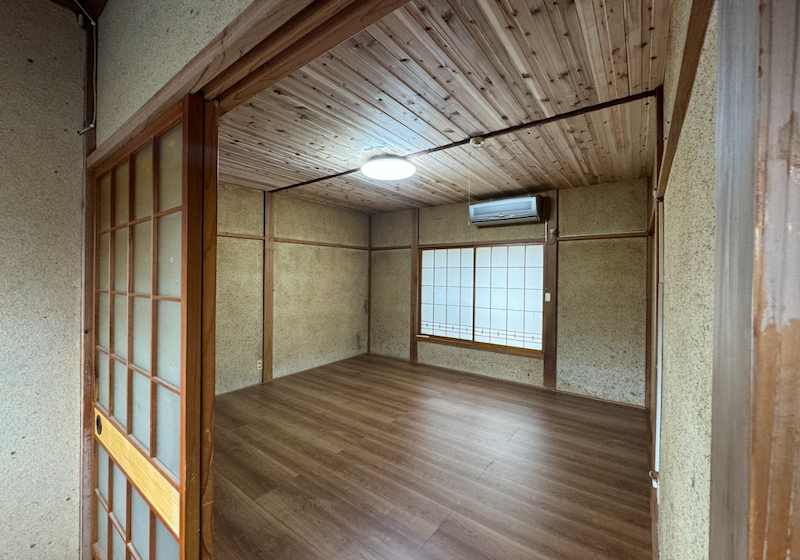 Detached house with custom loft and furnished items, ready for minshuku application