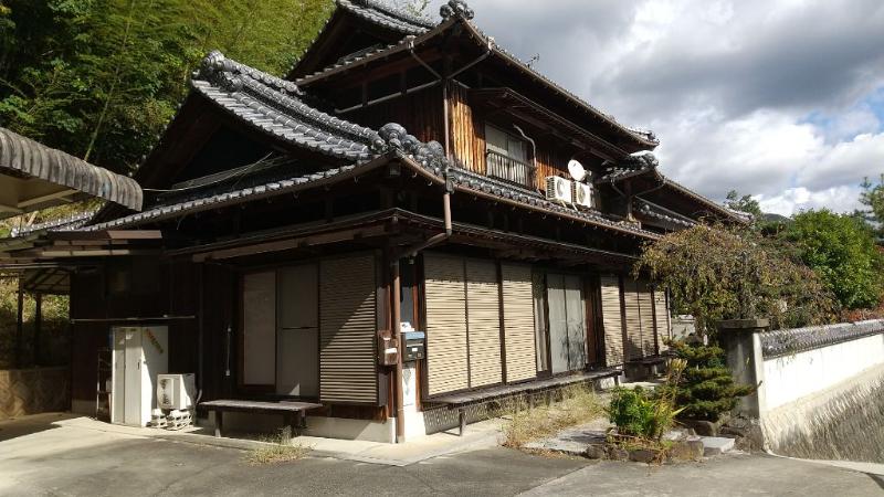 1980s wood house on a large plot in Kagawa