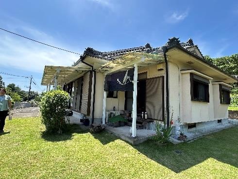 1980s wood house on a large plot in Nagano, Satsuma