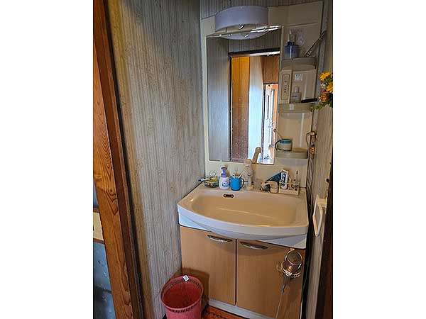 1980s wood house on a large plot in Iwate
