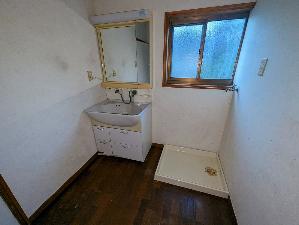 1990s wood house with outbuildings in Yamaguchi