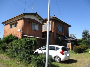 Wood house with outbuildings in Niigata