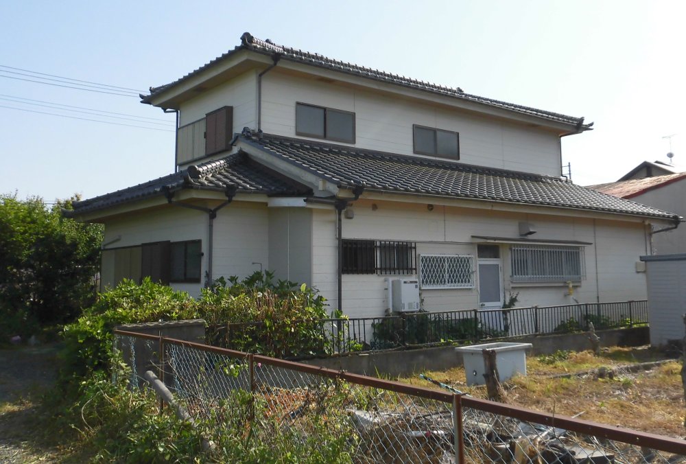 A 2-story house in a quiet residential neighborhood!