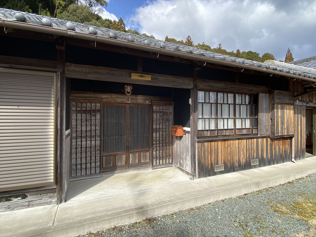 1950s wood house on a large plot in Mie