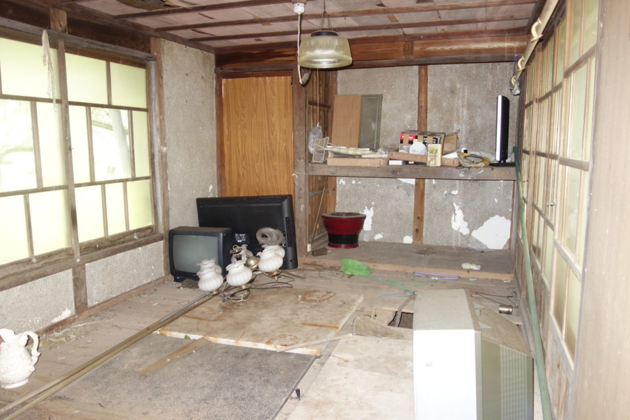 1970s wood house on a large plot in Nagasaki