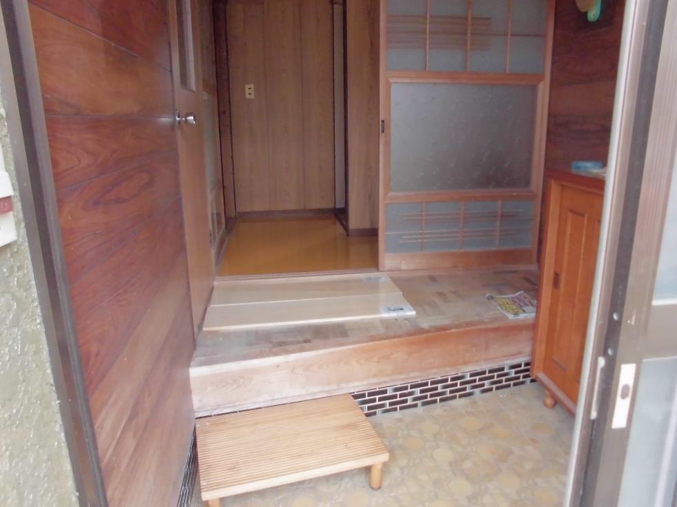 1950s wood house on a large plot in Takemoto, Izumi