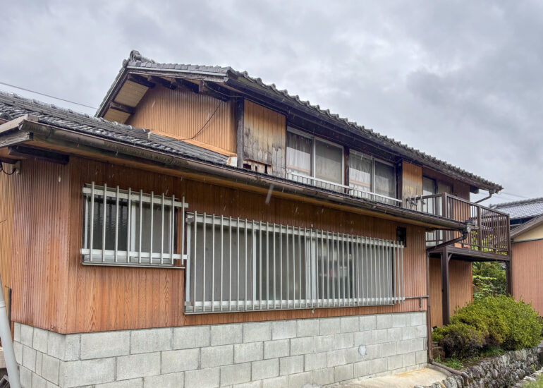 1970s wood house on a large plot in Matsusaka Kahada