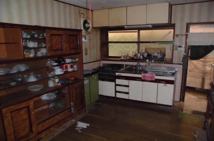 1960s wood house on a large plot in Izumi, Kagoshima
